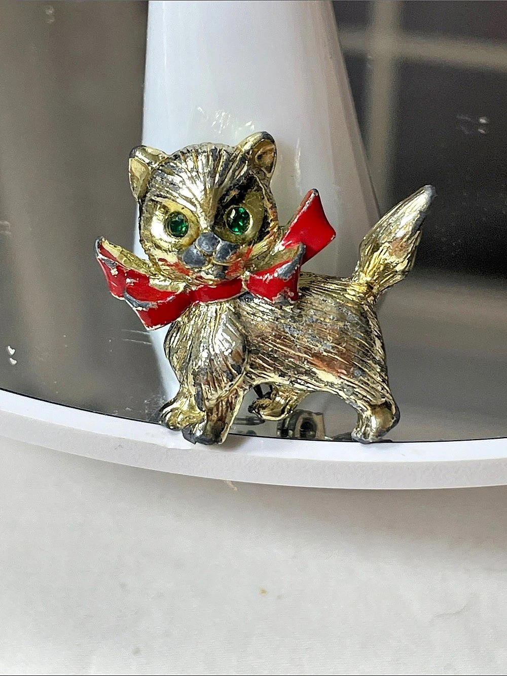 Vintage Kitten Brooch Pin Gold Tone and Enamel with Crystal eyes 1”x1”